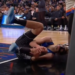 小瓦格纳重伤！尝试空接遭对手犯规摔倒 左腿无法承重被搀扶离场